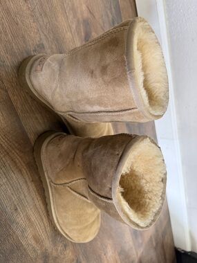 UGG Classic Short Boots in Chestnut